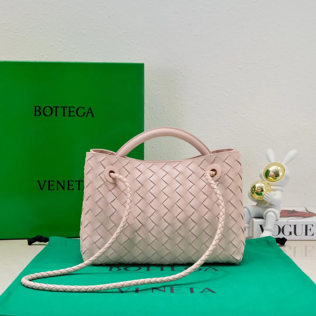 Batch 1860 B's 2023 spring and summer new model continues the brand's woven style with detailed metal knot switch buckles. This time, the shoulder straps are also made into tube weaves, showing different craftsmanship. The carrying method is versatile to create more different looks. Intrecciato woven leather small handbag, equipped with sliding crossbody strap. Internal compartments, including 1 zipper pocket and 2 open pockets with magnetic buckle closure. Size: 25*20*10cm, model: 7463#